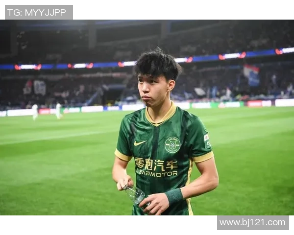 新一代足球明星帅气写真展现青春活力与运动魅力