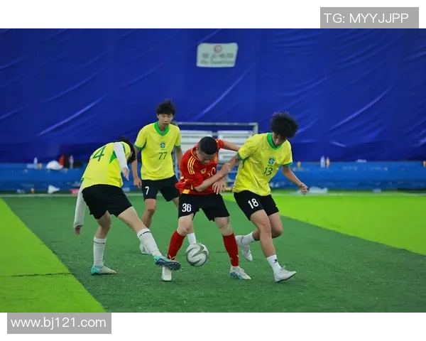 足球明星意外摔倒瞬间曝光引发热议网友热议背后故事与精彩瞬间